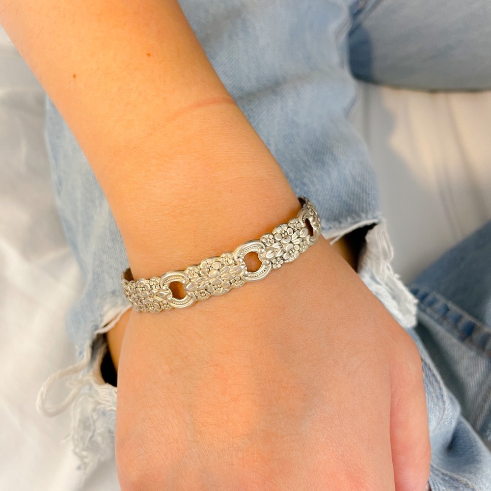 Beautiful sterling silver bracelet botanical design